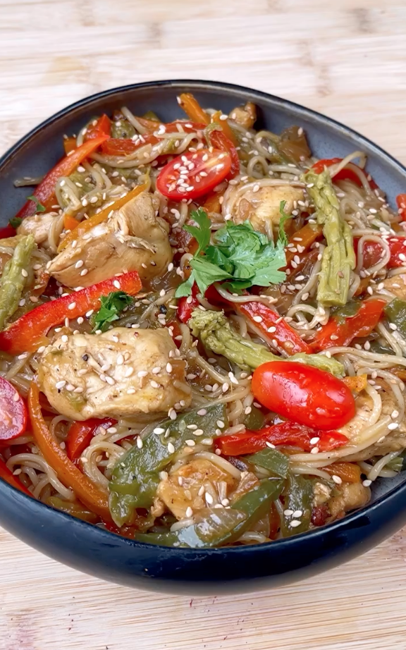 Sauté de nouilles chinoises au poulet et légumes