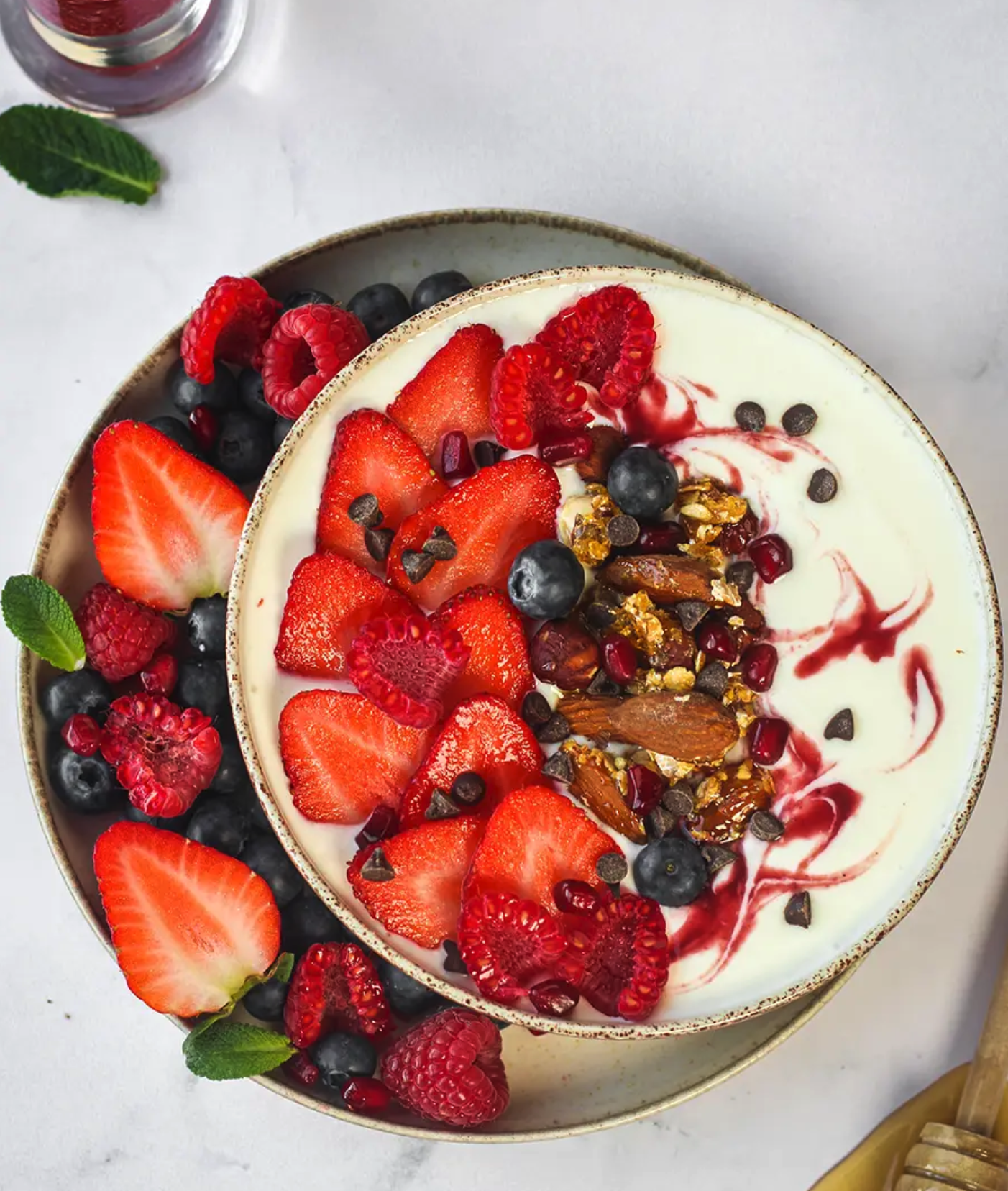 Yaourt bowl aux fruits et amandes caramélisées au miel