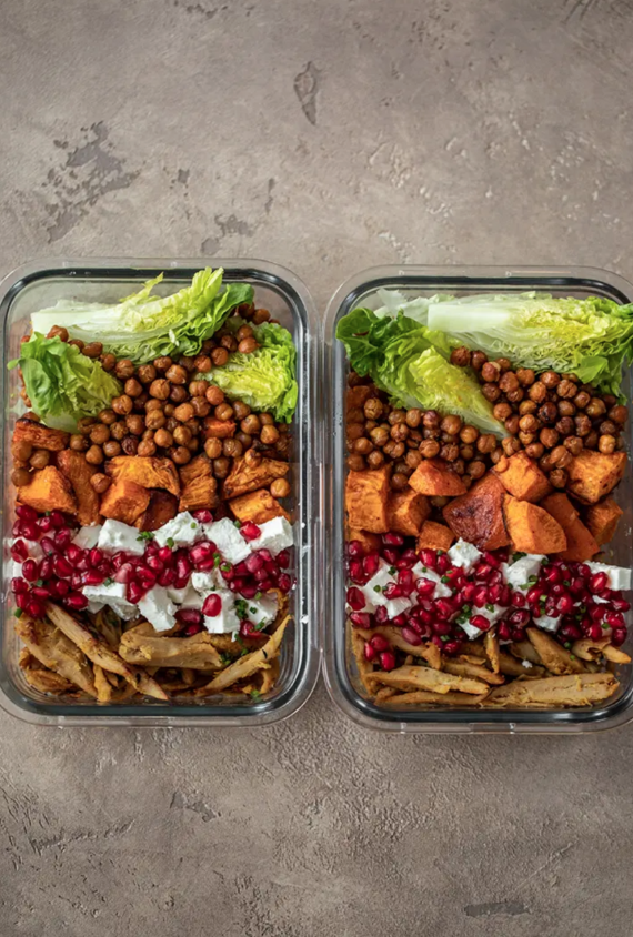 Buddha bowl aux patates douces, pois chiches grillés aux épices et feta