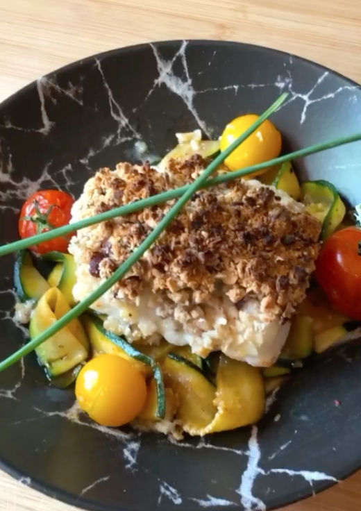 Cabillaud au crumble de fruits secs et parmesan