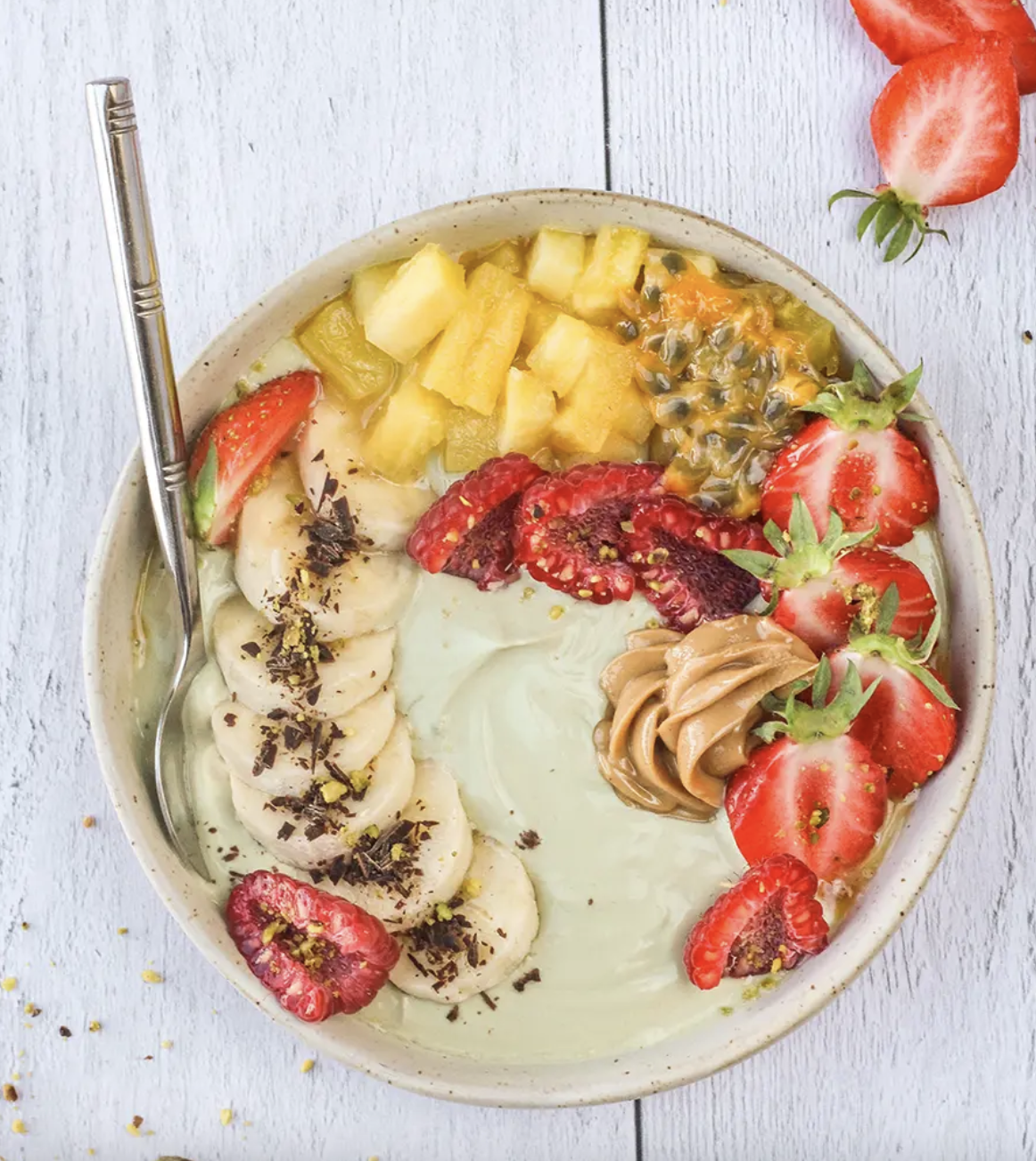 Yaourt bowl au thé matcha et aux fruits