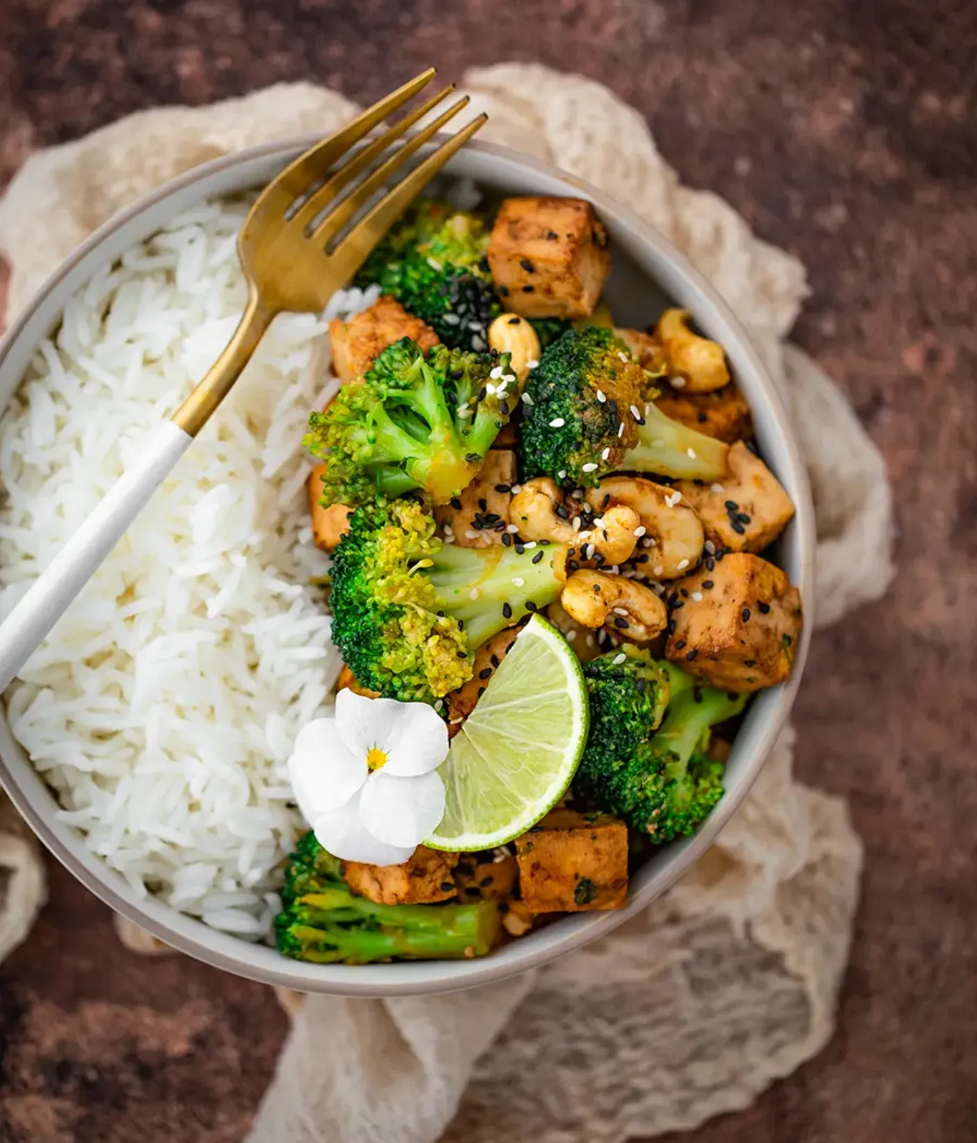Brocolis et tofu mariné à l’asiatique