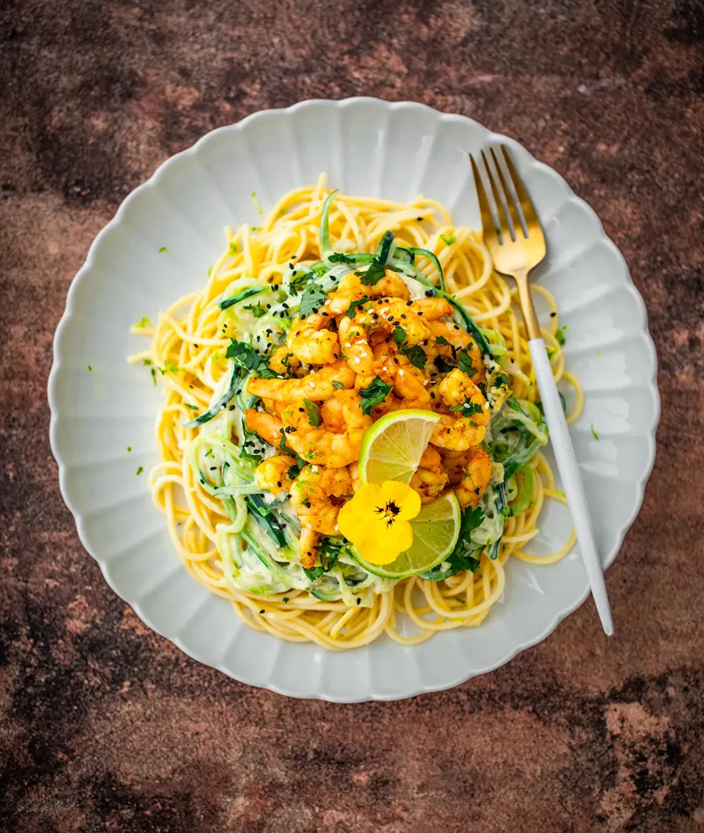 Spaghettis avec courgettes et crevettes au curry