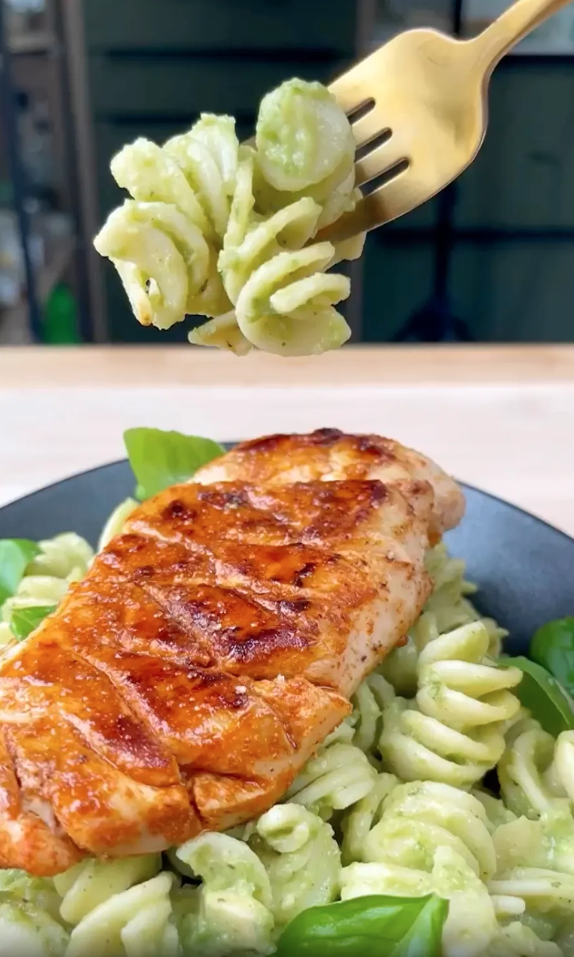 Pâte à la crème d’avocat et poulet