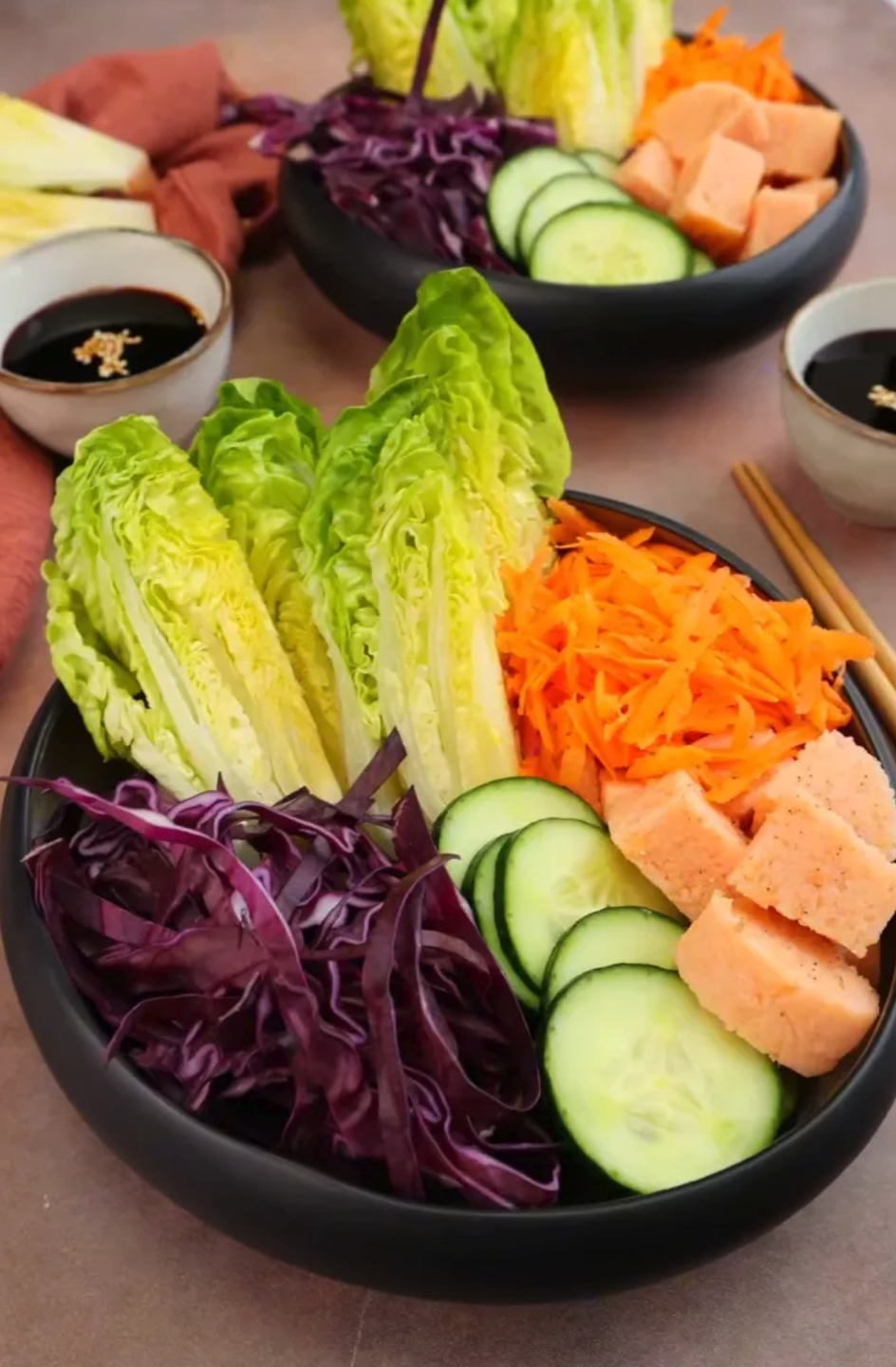 bowl coloré avec un tofu maison, des légumes croquants et une vinaigrette au sésame