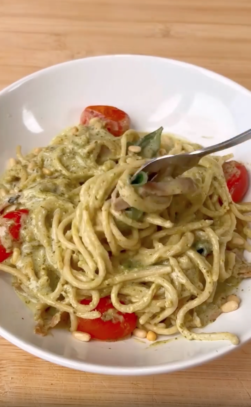 Pâtes au pesto et jambon cru