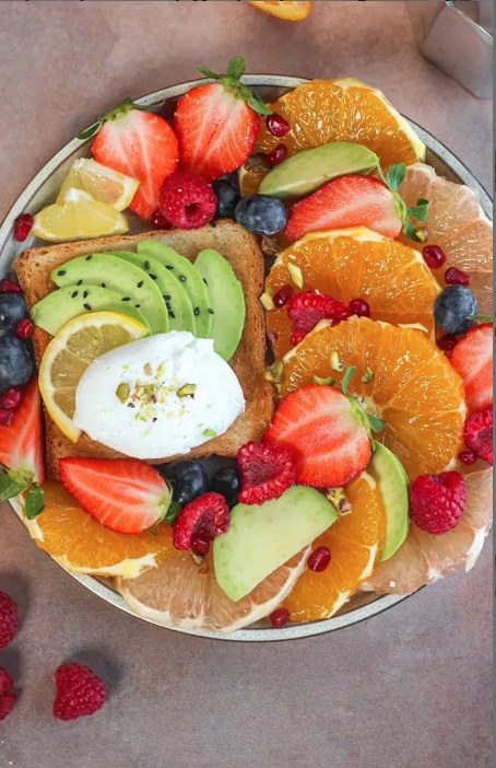 Avocado toast avec oranges et fraises