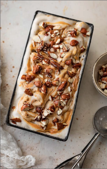 Glace protéinée à la banane et amandes
