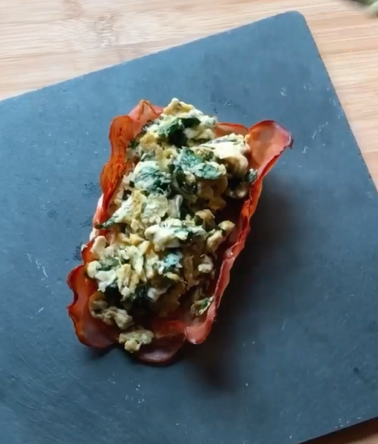 Tuile de bacon farcie aux œufs brouillés et épinards