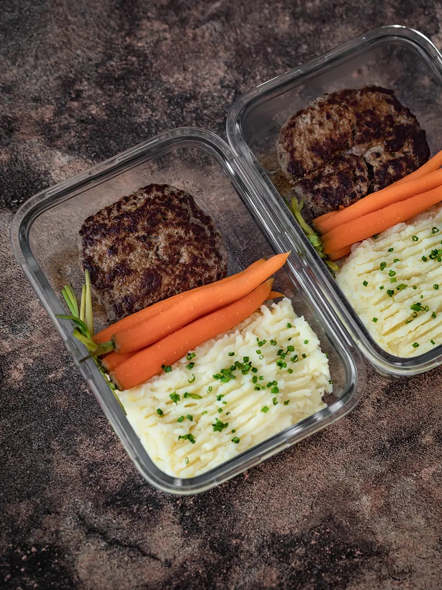 Steak haché, purée de pomme de terre et carottes