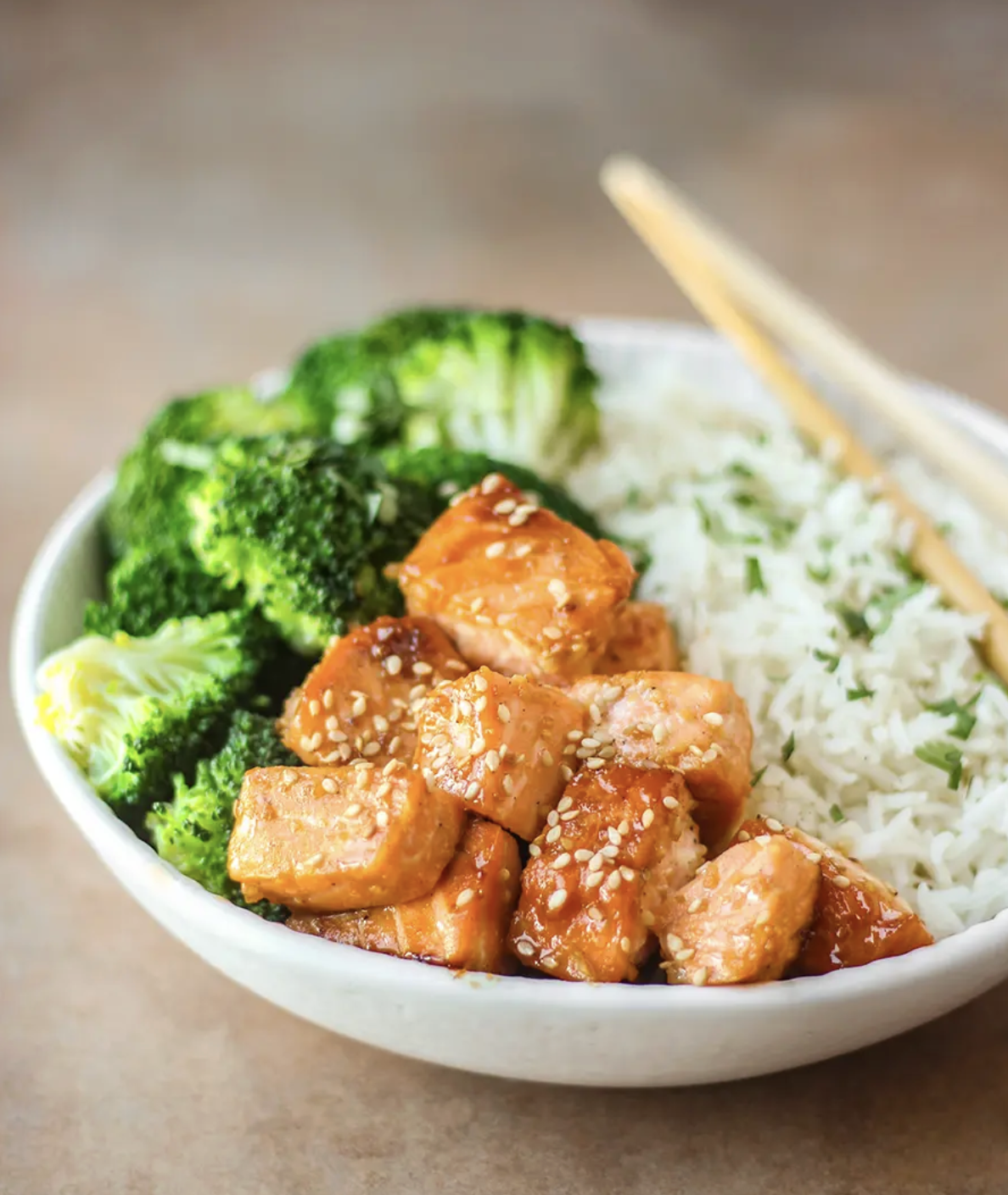 Saumon au soja et au miel, brocolis et riz