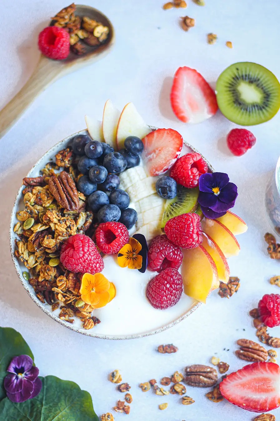 Granola bowl, beurre de cacahuète et fruits
